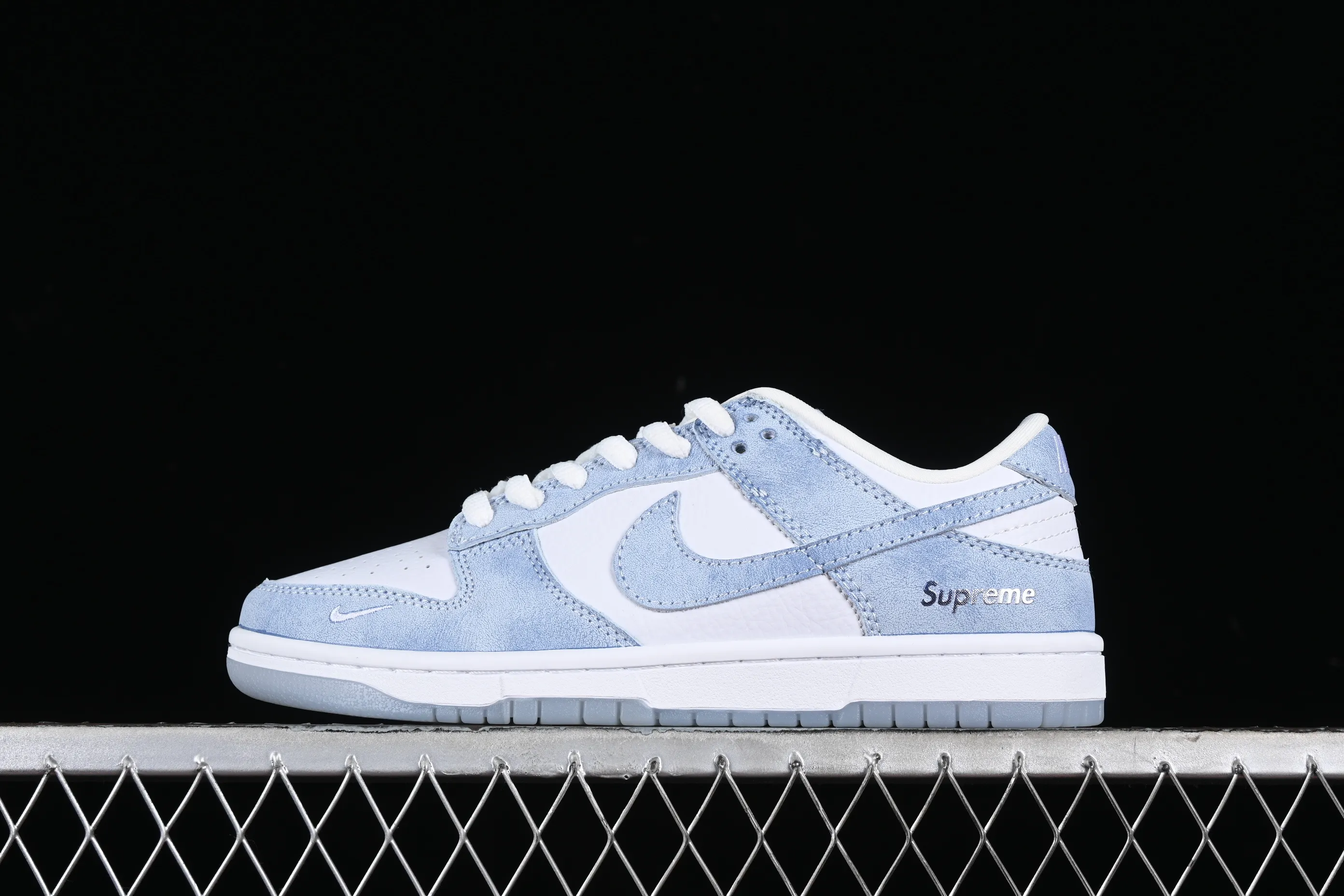 All categories Nk SB Dunk Series Nk SB Dunk Low High-end customized low-top sneakers Nk SB Dunk Low Supreme joint-ice crystal blue Anniversary high-end customized low-top casual sneakers JH8039-939